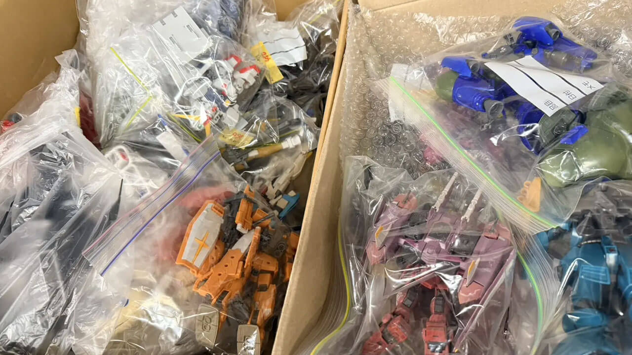 ダンボールの中に入っている組み立て済みのガンプラ
